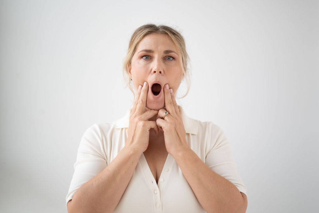 Face yoga class in Barcelona with personalized diagnostics and natural lifting techniques